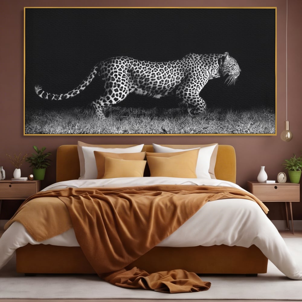 Tablou canvas cu tablou canvas cu jaguar nocturn, in rama de aluminiu auriu, pe perete intr-un dormitor